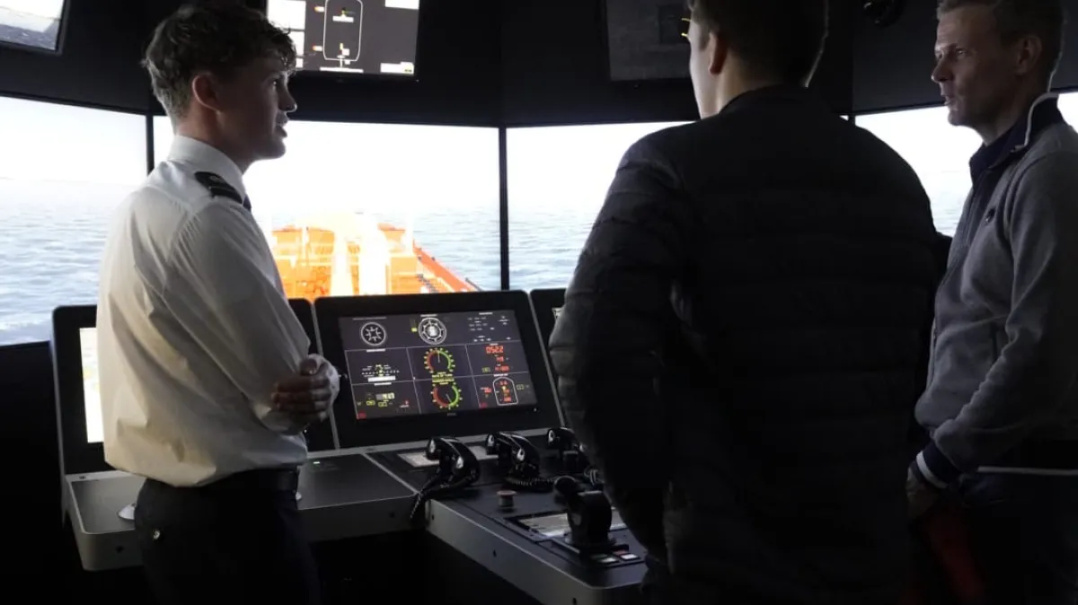 Bezoek aan simulator tijdens miwb open dag